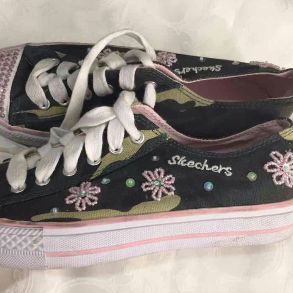 Camouflage and pink beads Skechers youth SZ 4 New